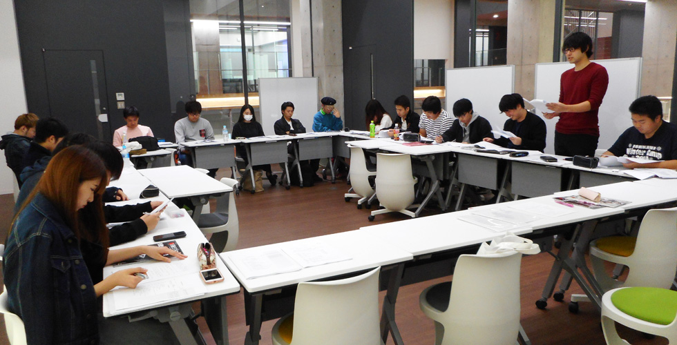 ゼミ紹介 流通経済大学 経済学部 丸岡ゼミ ゼミで活用する 日経ビジネス